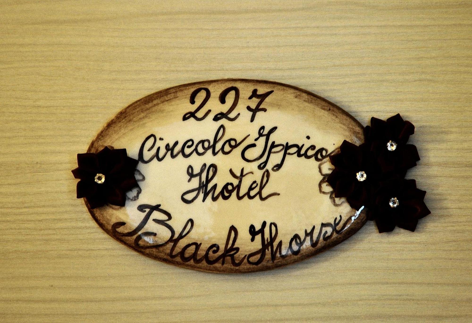 Relais Black Horse Millesimo Habitación foto
